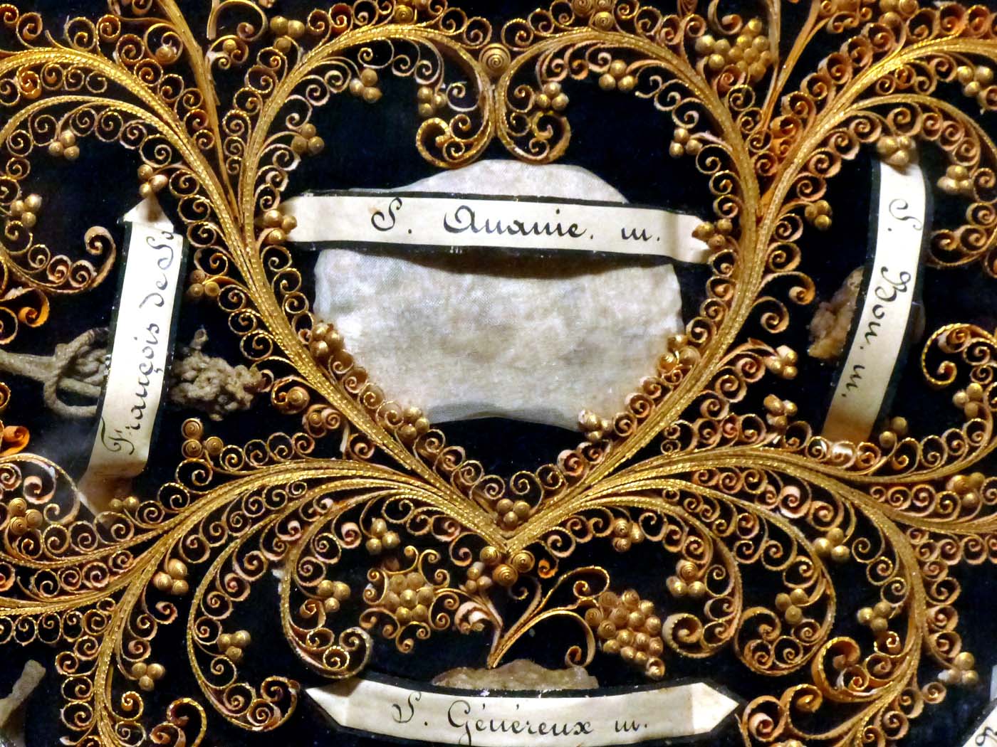 Reliquaire Du XIXe Avec Paperolles Et Cadre – Objet Religieux Ancien